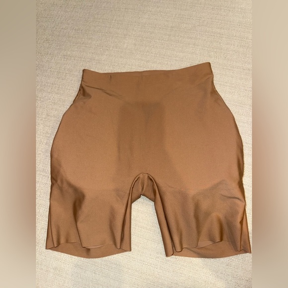 SKIMS Ultimate Body Butt & Hip Enhancing Shorts | Medium - Picture 3 of 6